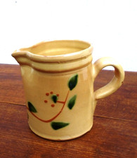 Pot savoyard en terre cuite vernissée jaune à décor de feuillage, h 11 cm, TBE