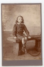 PHOTO CABINET carte album, garçon au cerceau banc costume cheveux longs