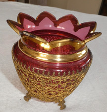 vase en verre rouge belle monture en laiton décor de fleur très bel objet