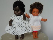 LOT 2 PETITES POUPEES  ANCIENNE NOIRE METIS MADE IN HONG KONG 17 CM YEUX DORMEUR