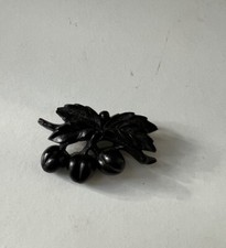 Broche en bois noirci ébonite