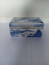 Vintage boîte chinoise en porcelaine. Motifs paysage montagneux