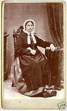 Photo ancienne sur carton CDV Portrait Femme assise robe second Empire 