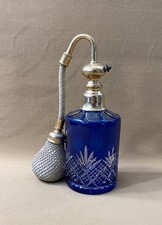 Flacon vaporisateur a parfum en cristal doublé bleu BACCARAT modèle DOUAI 20 cm