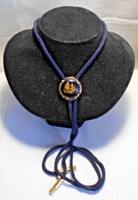 VINTAGE COLLIER CRAVATE COWBOY WESTERN AVEC MEDAILLON PORCELAINE CASTEL LIMOGES