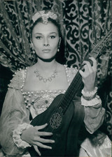 Actrice Valérie Lagrange dans "Hardi Pardaillan", 1963, vintage silver print vin