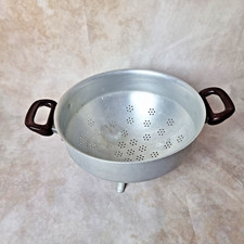 Ancien Égouttoir Passoire en Aluminium sur Pieds – Poignées Bakélite Vintage