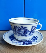TASSE ET SOUCOUPE PORCELAINE DE BAYEUX DÉCOR À LA MARGUERITE 