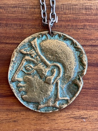 Pendentif représentant une - reprÉsentant,