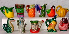 Fèves jolie série 11 PICHETS dont 5 zoomorphes Porcelaine décorée