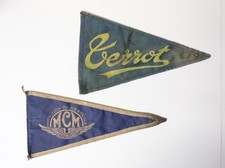 Ancien ensemble deux fanions