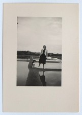 Femme sur un pied chien marais