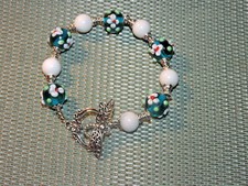 bracelet perles de murano faite au chalumeau fond vert , perles agate blanche , 
