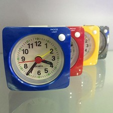 Réveil de bureau carré élégant avec fonction lumière et sommeil intégrée