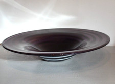 Grande Coupe à Fruit  en Verre Moulé Violet et Rayure Blanche