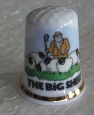 Dé à coudre de collection en porcelaine d'un berger avec son troupeau de brebis