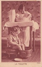 CPA HYGIENE LA TOILETTE Fillettes se lavent, une au Broc,  l'autre Pieds Bassine
