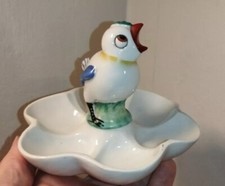ANCIEN  PRESENTOIR A OEUFS / COQUETIER AVEC UN POUSSIN PORCELAINE ALLEMANDE