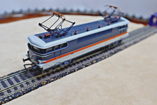 UNE   LOCOMOTIVE   B B