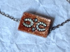 Collier vintage pendentif motif double fer à cheval