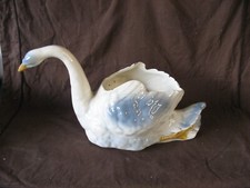 Très belle jardinière en forme de cygne St Amand barbotine vers 1930
