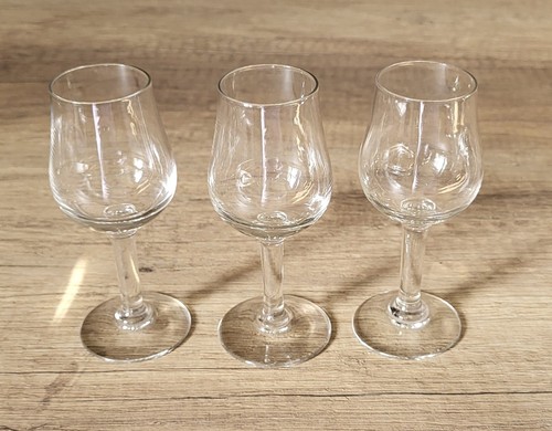 Petits verres pied à - ,