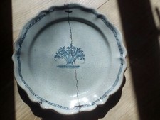 Ancien Plat en faïence de FORGES LES EAUX dit CUL NOIR camaïeu XIXe AGRAFÉ n°2 