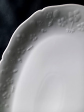 Plat ovale en porcelaine blanche décor de fleurs en relief 37 cm