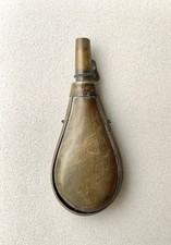 Poire à  poudre de chasse - corne et laiton - Haute Vienne