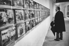 Michel Durand-Dessert regardant l’Album de la Famille D Tirage numérique 24x32cm