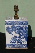 pied de lampe en céramique blanc bleu de chine Asie.