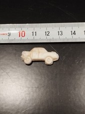 Vielle Fève en Plastique en forme de Voiture