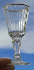 Beau verre à vin cuit en cristal taillé, décor facetté et filet doré. Début XIXe