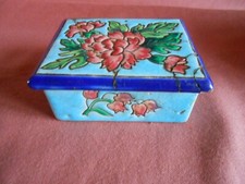 Très Ancienne Petite Boîte