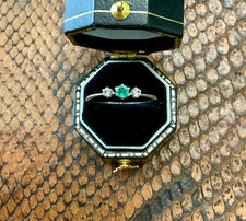 ANCIENNE BAGUE TRILOGIE OR BLANC  ARGENT - ÉMERAUDE ET TOPAZES BLANCHES POINÇONS