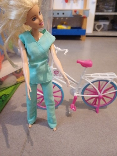 Barbie médecin vélo - médecin,