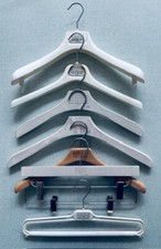 MARTIN MARGIELA : lot de 7 ceintres anciens "show room " bois et plastique