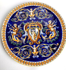 faience de Gien plat rond decor renaissance sur fond bleu. epoque XXE