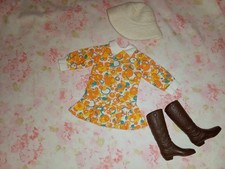 tenue de présentation poupée