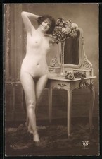 Photo-AK Femme Nue À Côté D'une Coiffeuse Acte