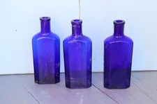 BOUTEILLE BLEU COBALT EN VERRE ,FACETTE, BOUTEILLE URIAGE ,VERRE SOUFFLÉ BULLE