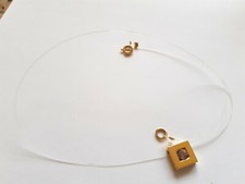 Joli collier en fil nylon avec pendentif carré cristal rose Le monde en parfum 