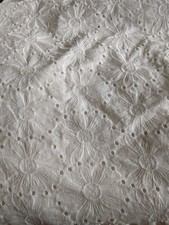 COUPE TISSU COTON BRODE BLANC