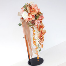 Bouquet  tenant un bouquet de