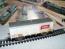TRAIN ECHELLE HO JOUEF WAGON TYPE COUVERT A ESSIEUX " FINDUS " au 1/87 ème LIRE