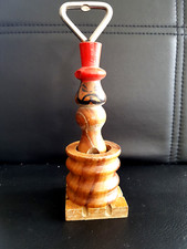 ANCIEN DECAPSULEUR   EROTIQUE EN BOIS   HOMME ET TONNEAU MOBILE COQUIN   HT 18CM