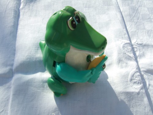 Crocodile plastique dur - un,