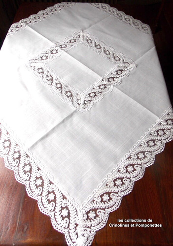 Nappe surnappe brodee sur - nappe,