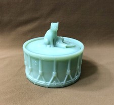 boite ronde / sucrier CHAT SUR TAMBOUR en opaline verte signé PORTIEUX 11,5 cm
