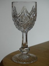 BACCARAT  CRISTAL  MODELE COLBERT ANCIEN PETIT VERRE A LIQUEUR ht 8,7 cm défaut